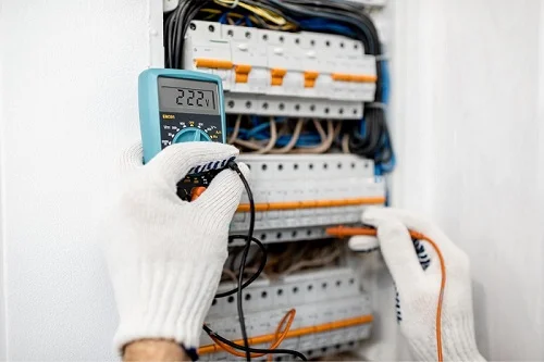 electrician-glendale-arizona-testing-electrical-panel
