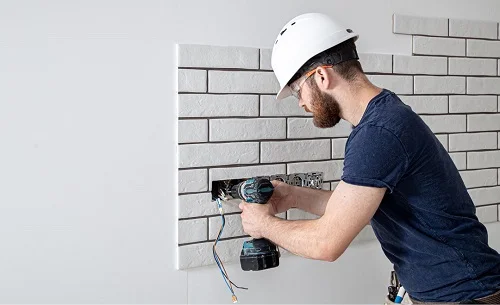 electricians-in-glendale-az-installing-electrical-sockets